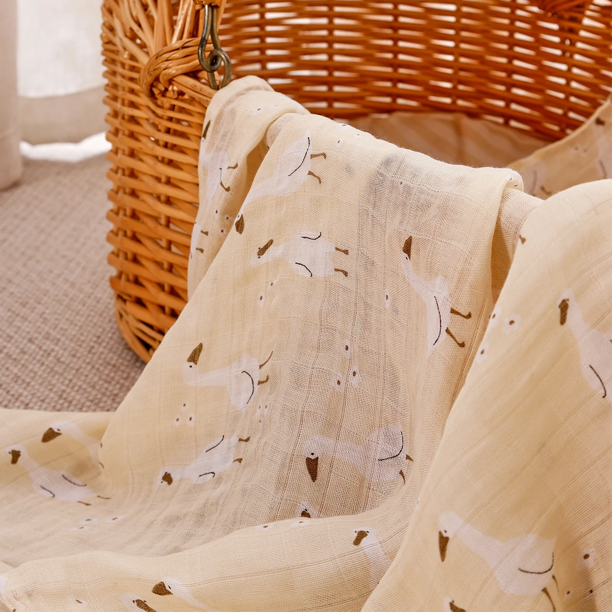 Manta envolvente de muselina de algodón y bambú para bebé, ropa de cama infantil con estampado suave y transpirable, Toalla de baño envolvente para bebé recién nacido, 120x110cm - imagen 5