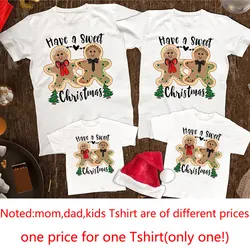 Conjunto familiar navideño con camisetas coordenadas para padres e hijos