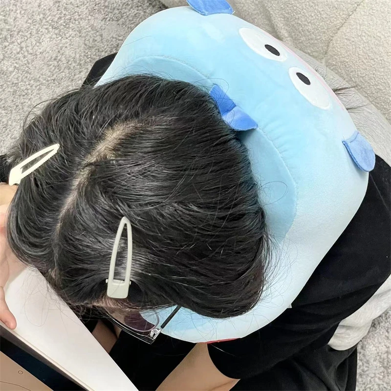 Una mujer con vasos y una almohada azul en la cabeza
