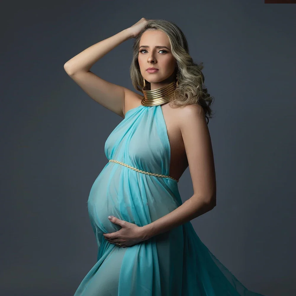 Vestido largo de maternidad con detalles dorados para fotos - imagen 3
