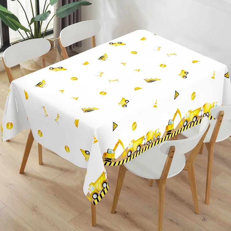 Mesa decorada con el mantel para un cumpleaños infantil