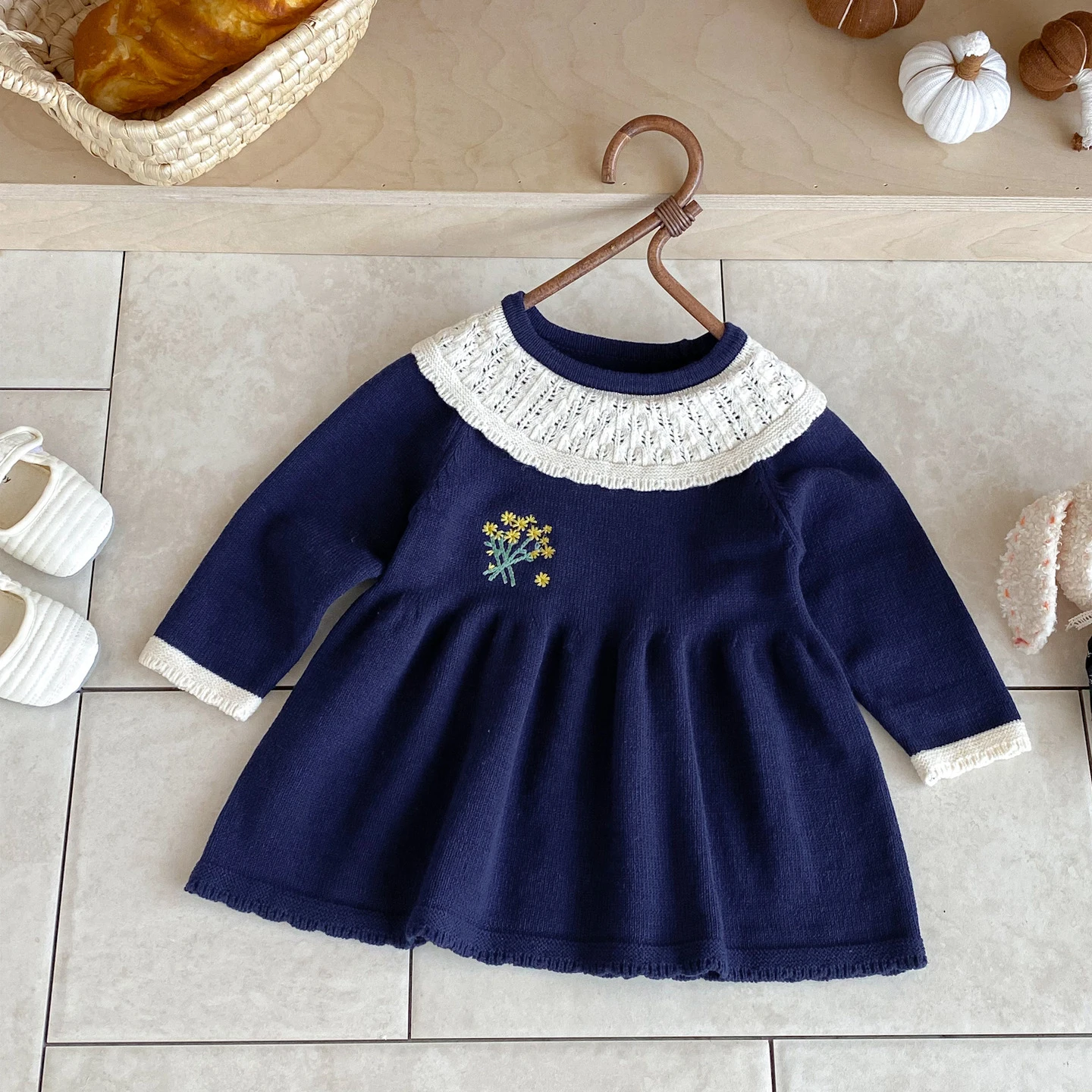 Vestido de punto para niña azul marino con cuello de volantes