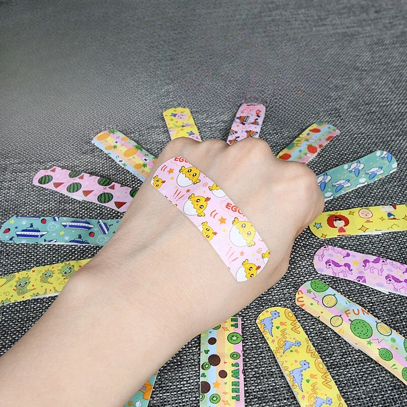 100 unids/set tirita de dibujos animados yesos lindos patrón aleatorio parche para vendaje de heridas en la piel para niños tiras de primeros auxilios Woundplast - imagen 4