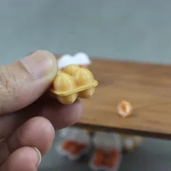 Bandeja con huevos simulada para casa de muñecas – Accesorio miniatura