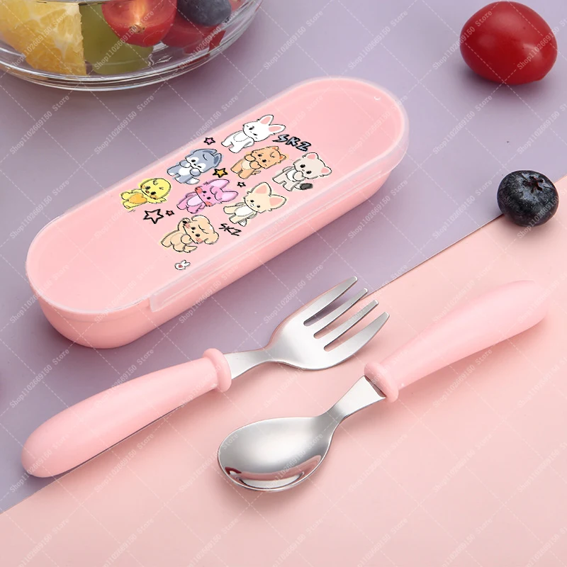 Juego de tenedor y cuchara con caja de almacenamiento de Anime SKZ ooed, cubiertos de moda para niños, vajilla portátil de dibujos animados, regalo de cumpleaños y Navidad para niña 2026