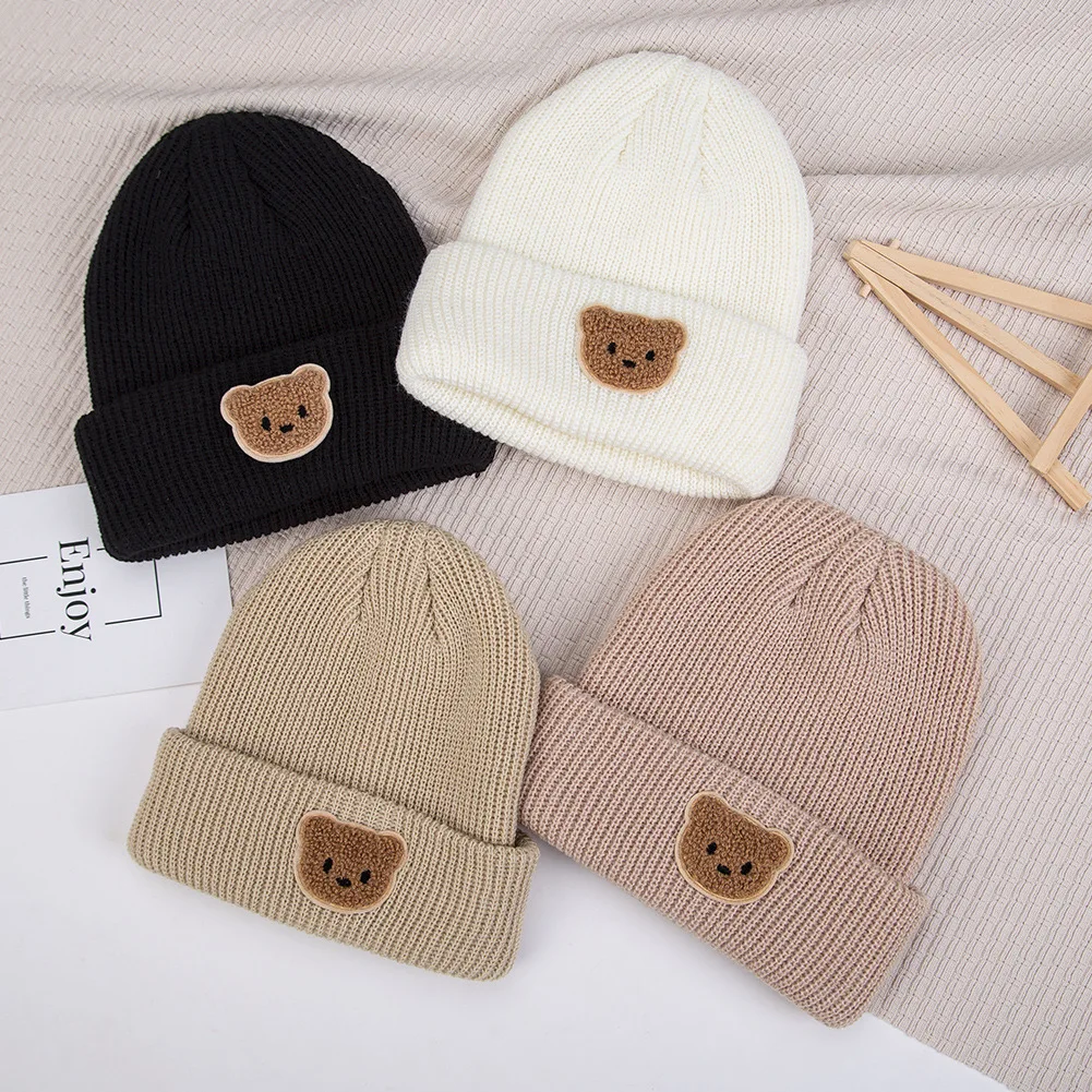 Gorro coreano para bebé combinado con outfit casual