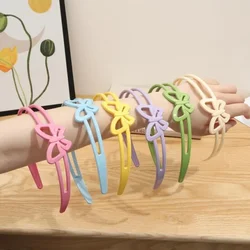 Diadema infantil de plástico con flores y mariposas