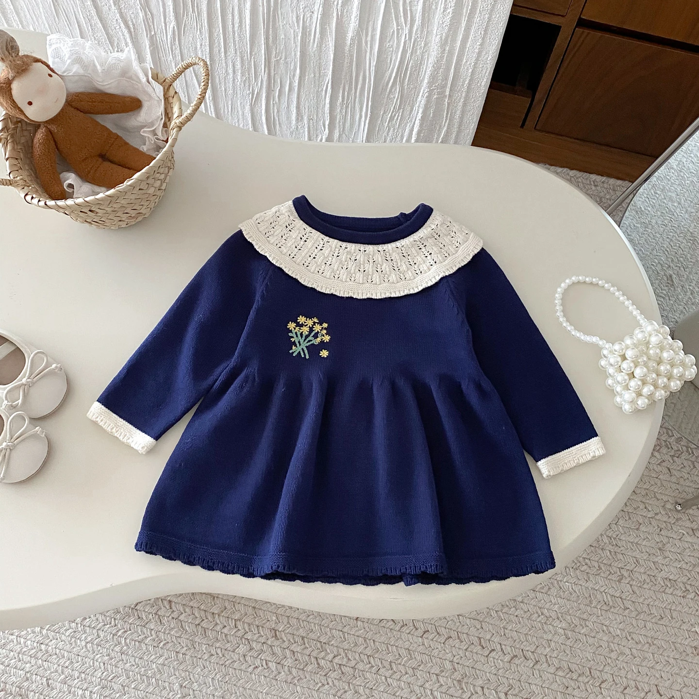 Vestido de punto para niña azul marino con cuello de volantes - imagen 5