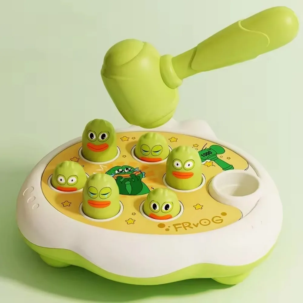 Un juguete verde con un martillo y ranas