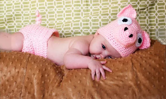Detalle del diseño de cerdito del traje