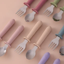 Cuchara y tenedor de silicona de acero inoxidable para bebé, utensilios de entrenamiento para niños pequeños, cubiertos de aprendizaje sin BPA, elementos esenciales de autoalimentación, 2 uds.