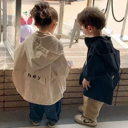 Cortavientos con capucha y letras para niños y niñas en primavera