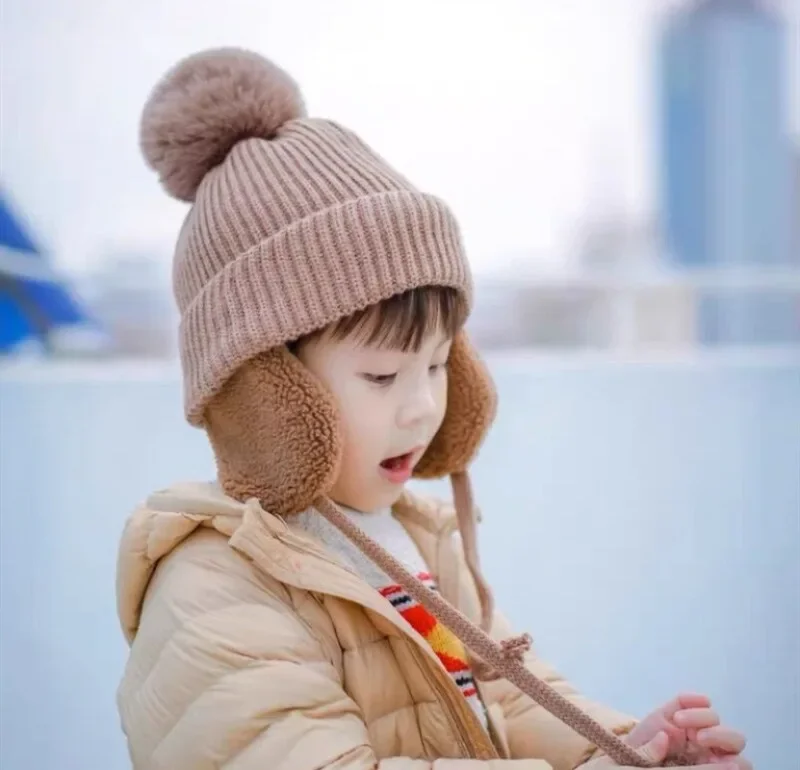 Gorro de bebé de 2-8T, gorro con pompón grande con orejeras, gorro tejido de lana de felpa para niños y niñas, accesorios gruesos y cálidos para invierno - imagen 3