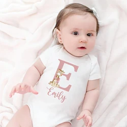 Body con inicial para bebé niña – Estampado de ciervos
