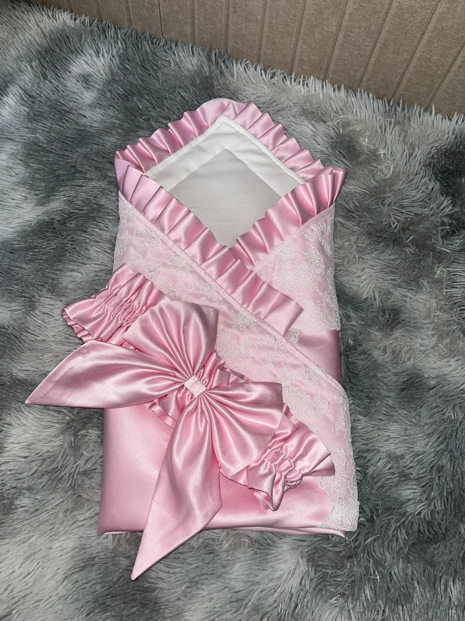 Manta envolvente de encaje satinado rosa para niña con lazo grande, envoltura de lujo para recién nacido con volantes, tela suave para envolver estilo princesa - imagen 2
