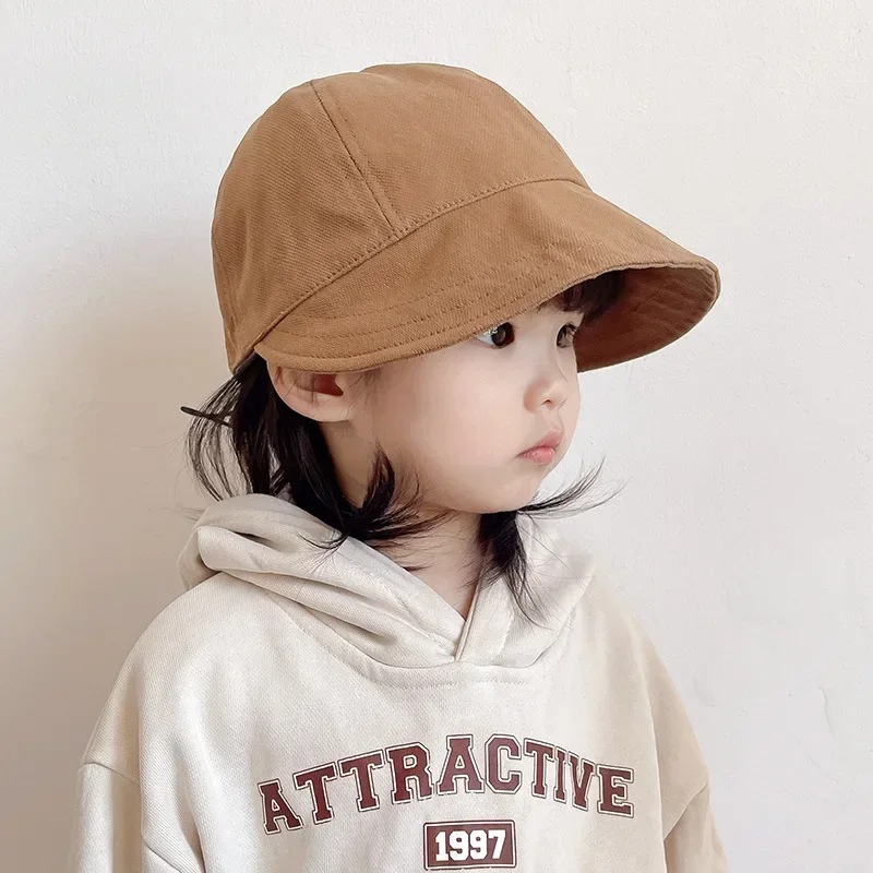 Niño usando la gorra en exterior