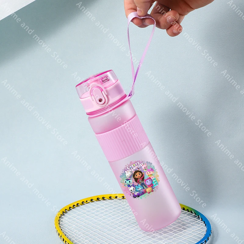 Casa de muñecas Gabby de 550ML, botella de agua deportiva para niñas, vasos de plástico reutilizables portátiles, taza de agua para viajes al aire libre, regalos de cumpleaños de moda