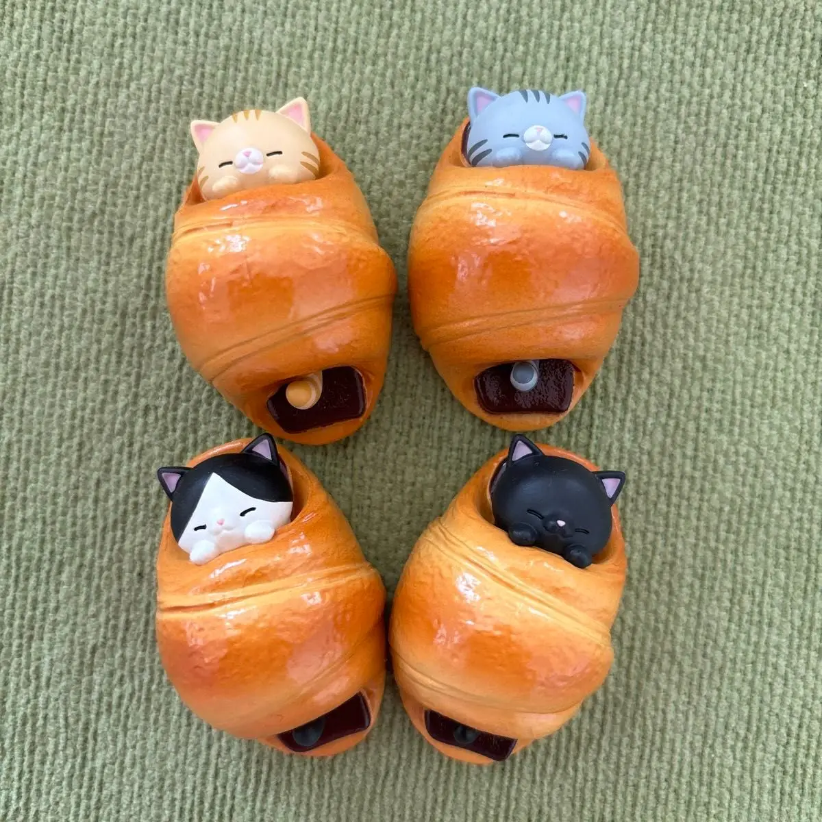 Qualia cápsula de juguete, saco dormir gato, figura mascota wassan, lindo kawaii, calico, caballa blanca, tabby, tigre, gatito, en pan - imagen 4