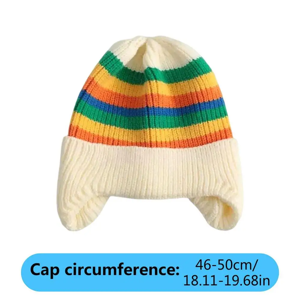 Un sombrero de rayas amarillo blanco, rojo y azul