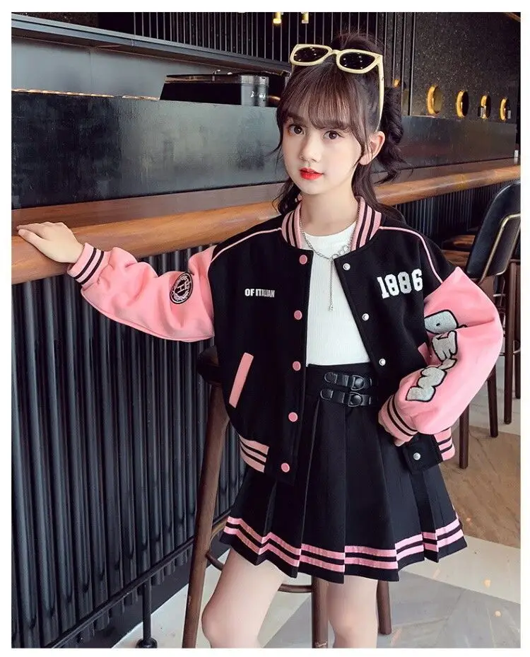 Chaqueta con letras empalmadas y falda plisada vistas frontalmente
