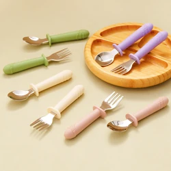 Nuevos utensilios para niños pequeños, juego de cuchara y tenedor de alimentación para niños pequeños, utensilio con mango de Color sólido de acero inoxidable, cuchara de entrenamiento, cosas para bebés