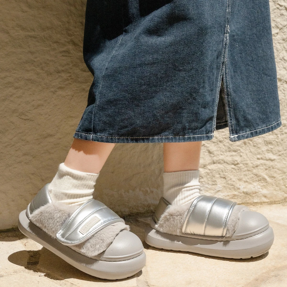 Zapatos de calle cálidos de algodón para mujer, botas de nieve esponjosas de invierno, suela gruesa, piel sintética suave, botas cortas para caminar a diario para niñas - imagen 2