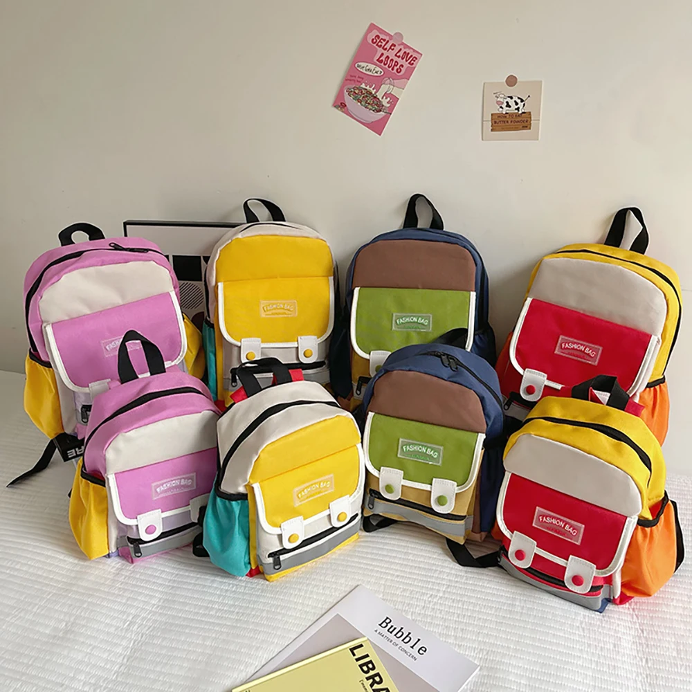 Mochila infantil retro en lona con bloques de color para escuela