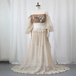Conjunto de maternidad bohemio con top bordado y falda maxi elegante