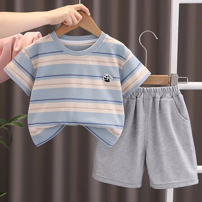 Conjunto verano niño con rayas – Camiseta manga corta y shorts]!d~[="132"/>