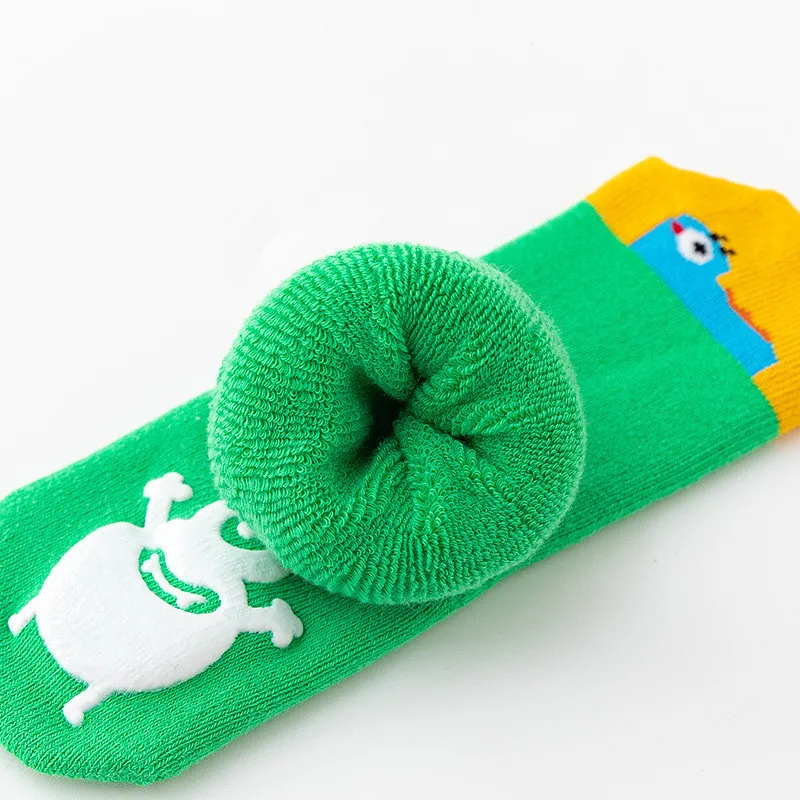 1 par de calcetines cálidos y bonitos de pantorrilla de dibujos animados para niños, niños y niñas, calcetines antideslizantes a la moda para primeros pasos, calcetines suaves de algodón para Otoño e Invierno - imagen 4