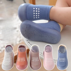 Novedad de verano, zapatos de suela blanda antideslizantes y transpirables de algodón peinado para niños, zapatos para caminar para bebés, calcetines de suelo para bebés con cara de malla