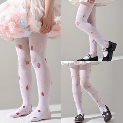 Pantimedias de cereza para niña con estampado suave