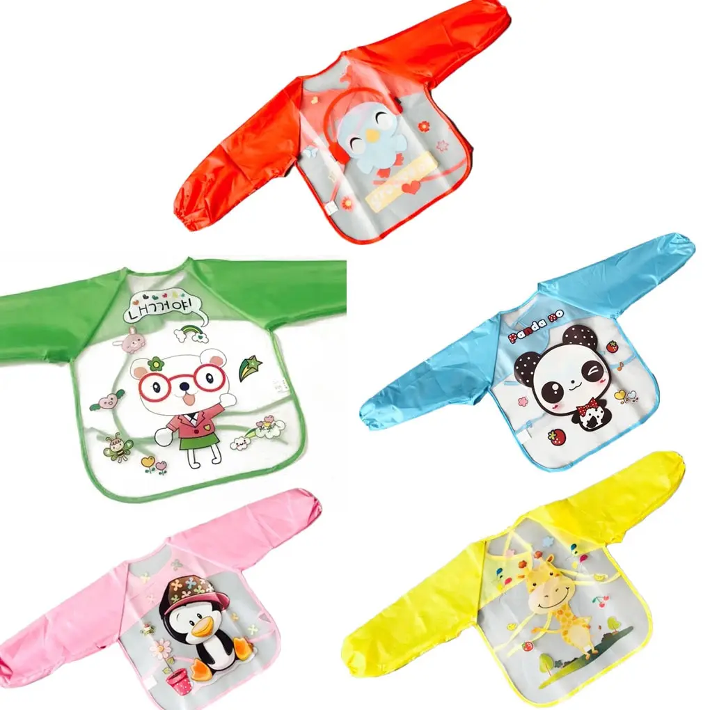 Una colección de baberos infantiles de colores. Cada babero tiene un diseño diferente con simpáticos personajes de dibujos animados, como un panda, una jirafa y un pingüino, entre otros.