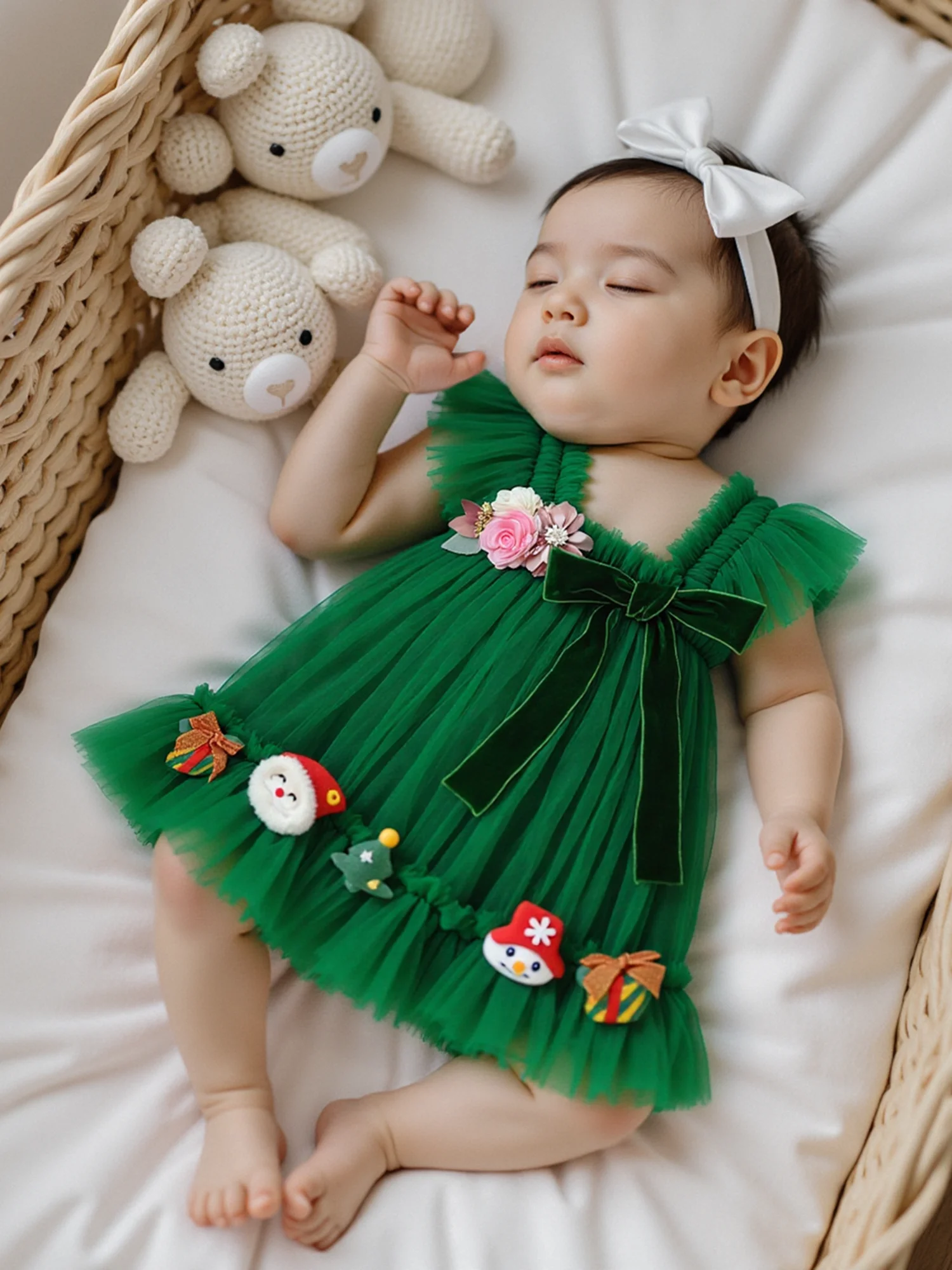Niña mostrando el vestido en una fiesta