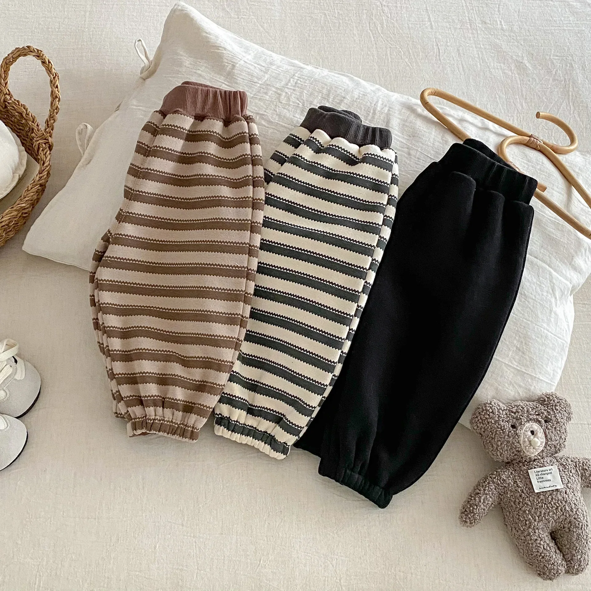 Pantalones de chándal suaves y cómodos para niños y niñas, pantalones con puños gruesos bloqueados de Color a rayas de estilo coreano, invierno 2025 - imagen 2