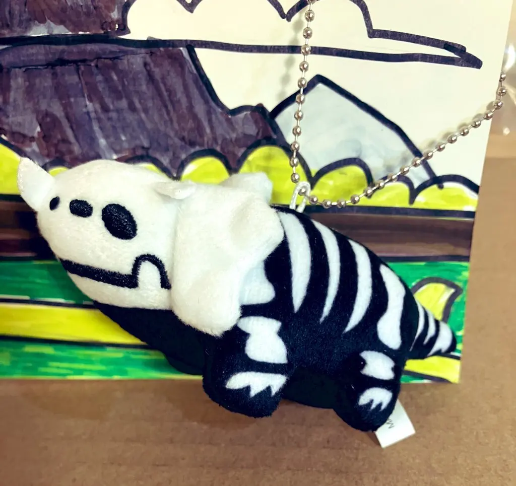 Qualia peluche dinosaurio tipo fósil tiranosaurio con colgante - imagen 2