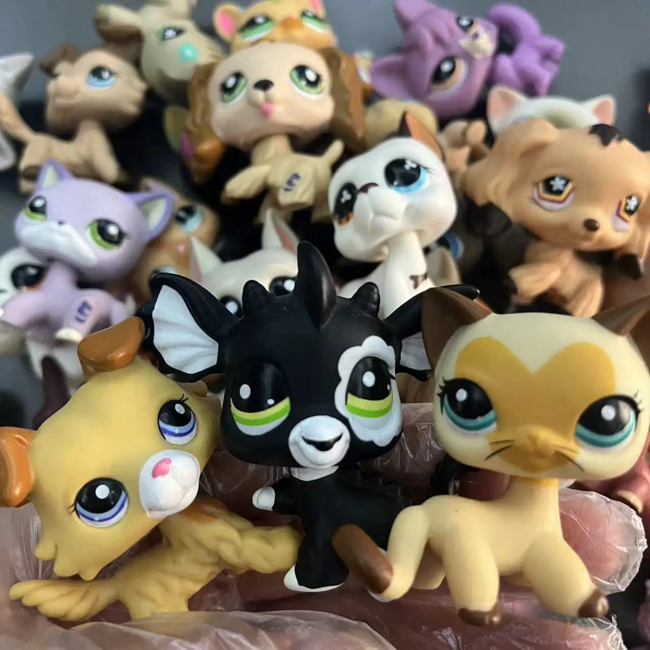 Aleatorio 3 uds Animal mascota gato LPS perro juguete púrpura Anime figuras de acción juguetes colección limitada modelo regalo niñas juguete Z 202408224