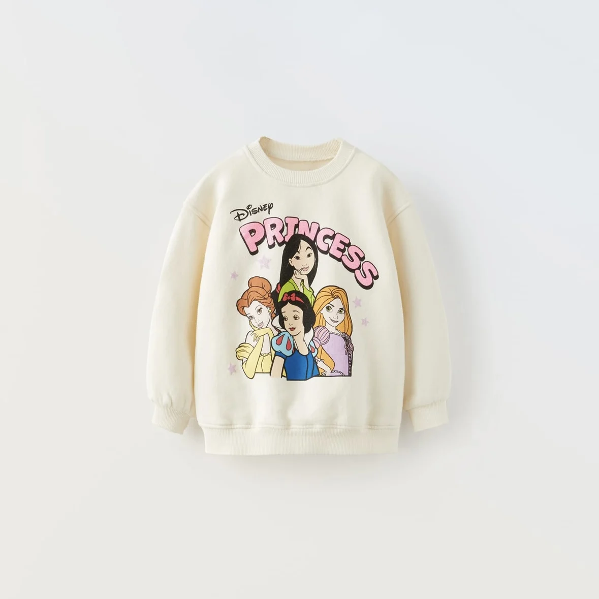 Una sudadera blanca con un gráfico de princesas de Disney