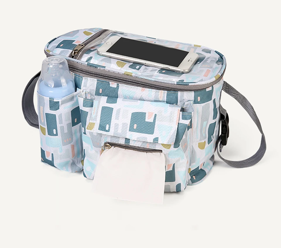 Bolsa llena con artículos bebé