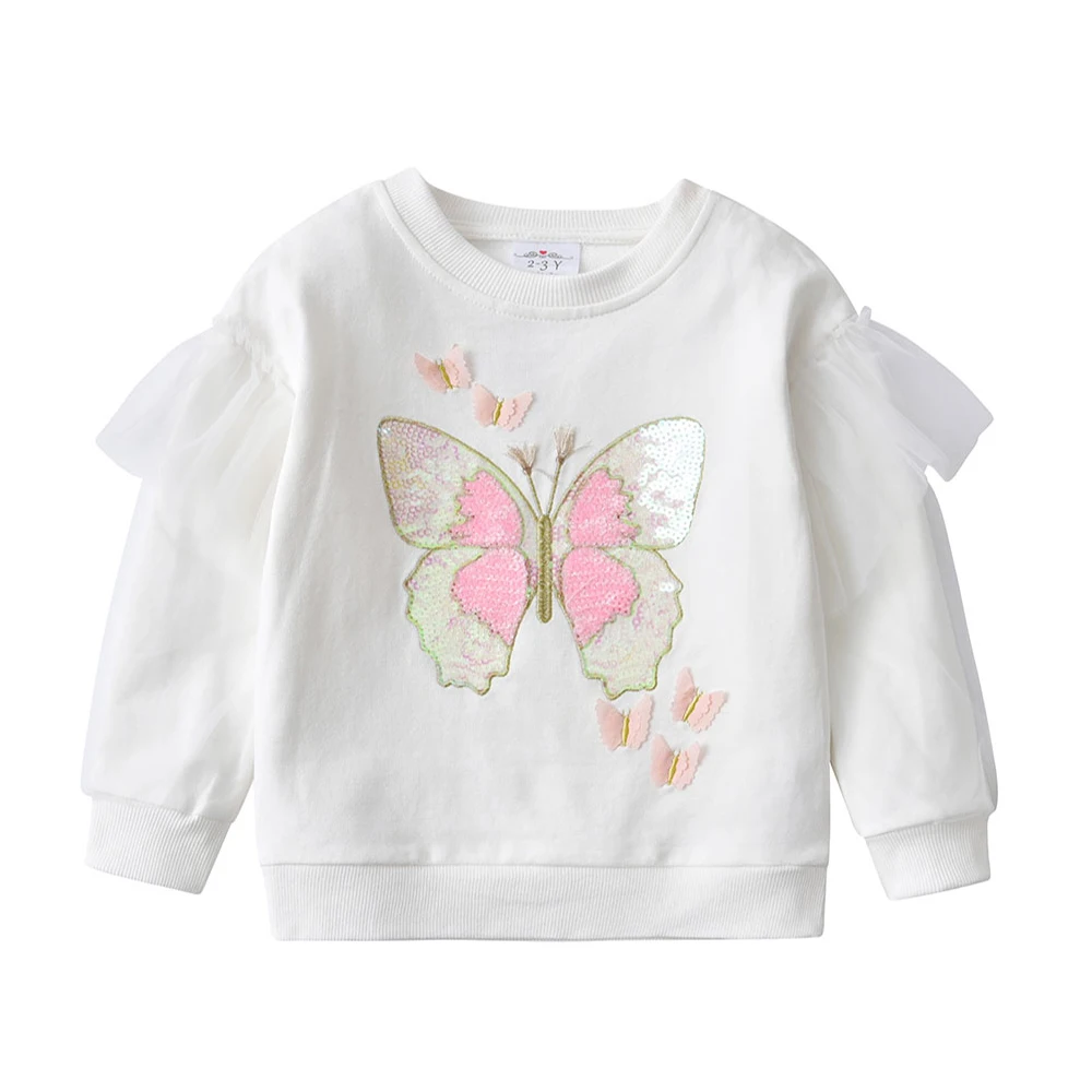 Detalle de mariposas y lentejuelas en el top DXTON
