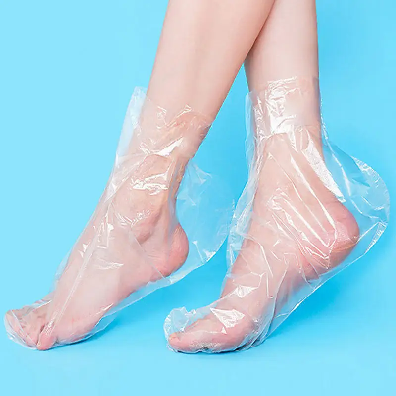 Funda desechable para pies mostrando su transparencia y tamaño