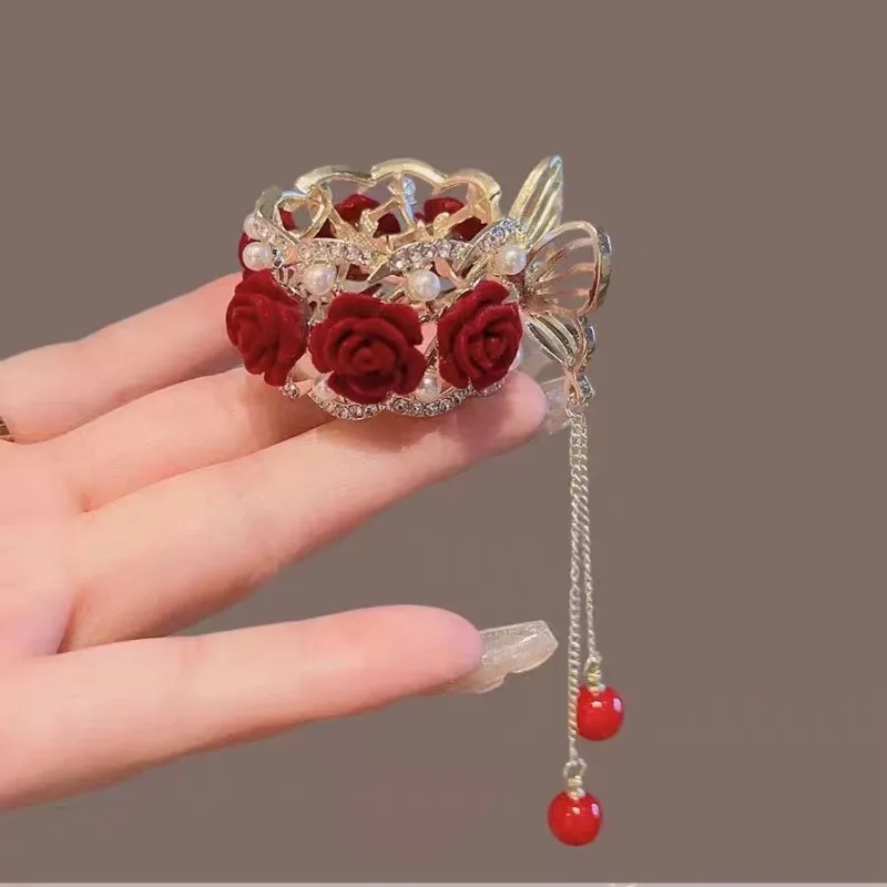 Pinza de garra con borla de rosa roja vintage para niñas: elegante accesorio para el cabello, soporte antideslizante para coletas altas, sin tirar del cabello.