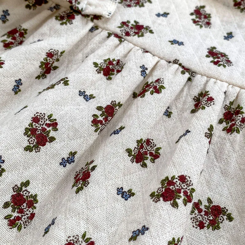 Un vestido blanco con un patrón de flores