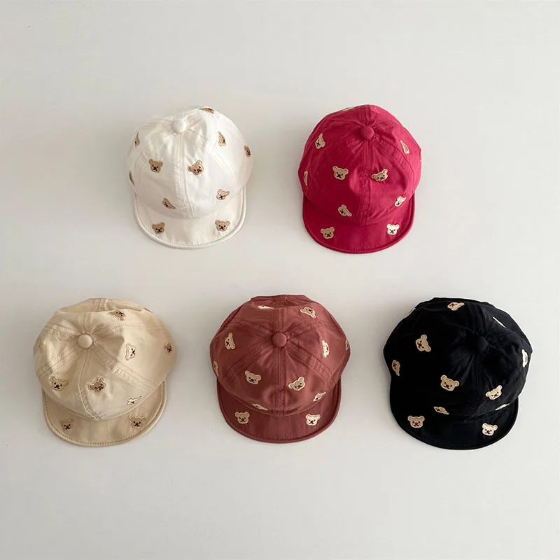 Gorra de béisbol ajustable con visera plana y osito bordado
