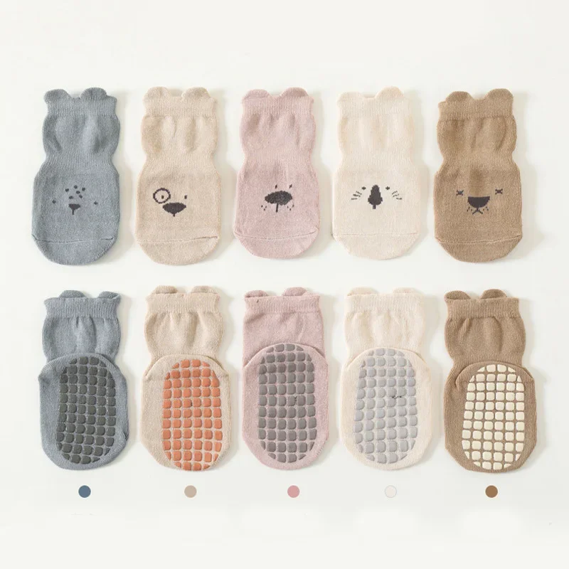 Detalle del estampado de animales en los calcetines