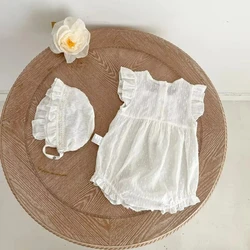 Mono de encaje blanco para recién nacida con gorrito