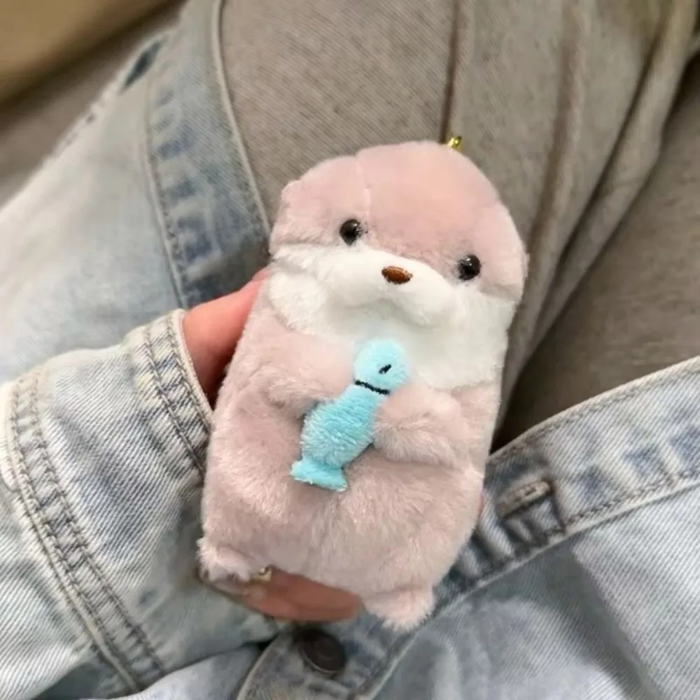 Nuevas lontras sosteniendo peces llavero de muñeco de peluche diseño lindo Material de felpa colgante muñeco de tacto suave llavero de juguete - imagen 4