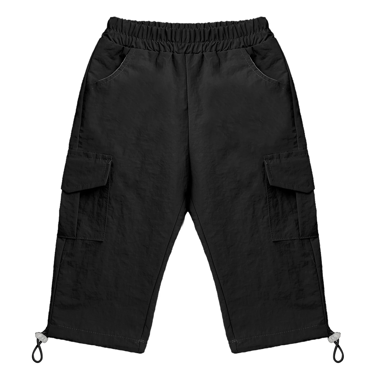 Detalle del pantalón cargo con bolsillos