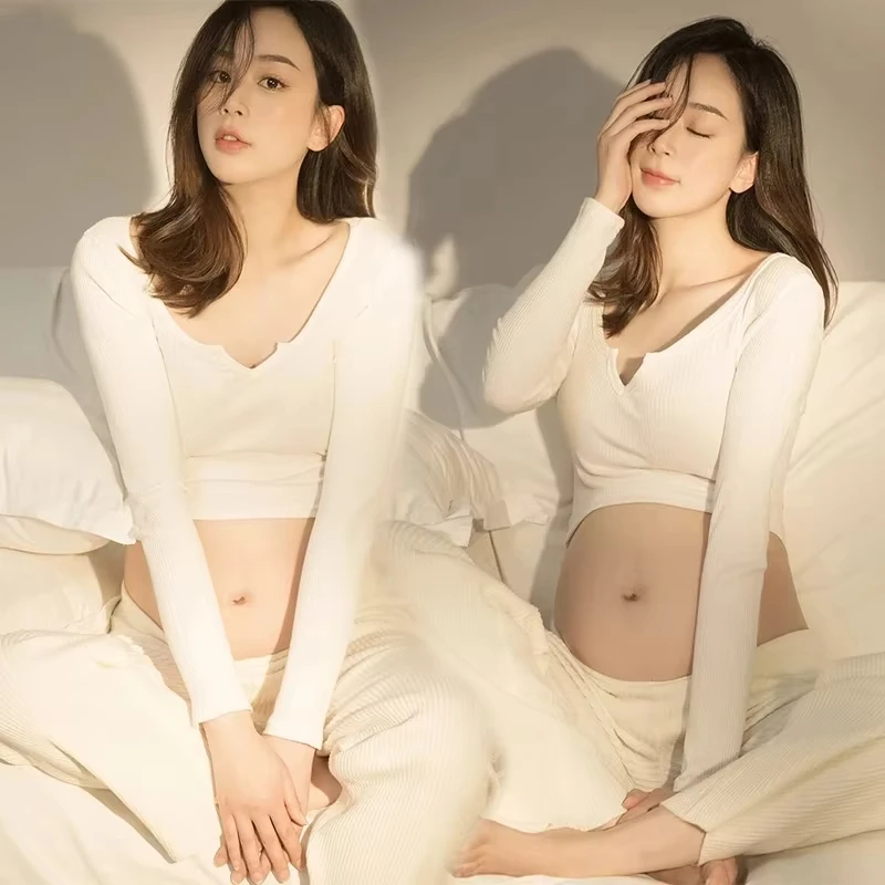 Suéter V blanco y pantalón informal para sesión fotos embarazo