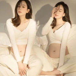 Suéter V blanco y pantalón informal para sesión fotos embarazo